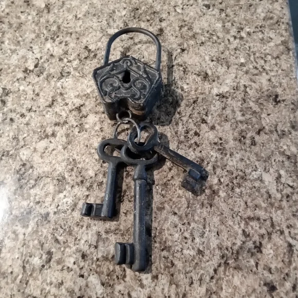 Decorative Key and Lock - Picture 4 of 6